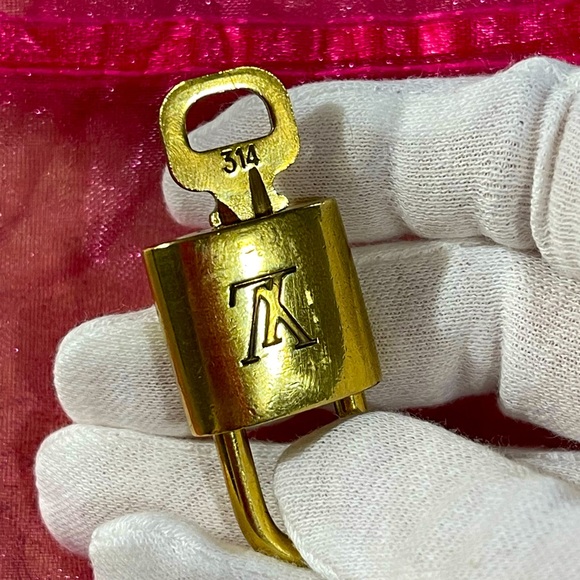 LV Padlock & Key 314 With Gunmetal 18 Inch Chain - Picture 1 of 14